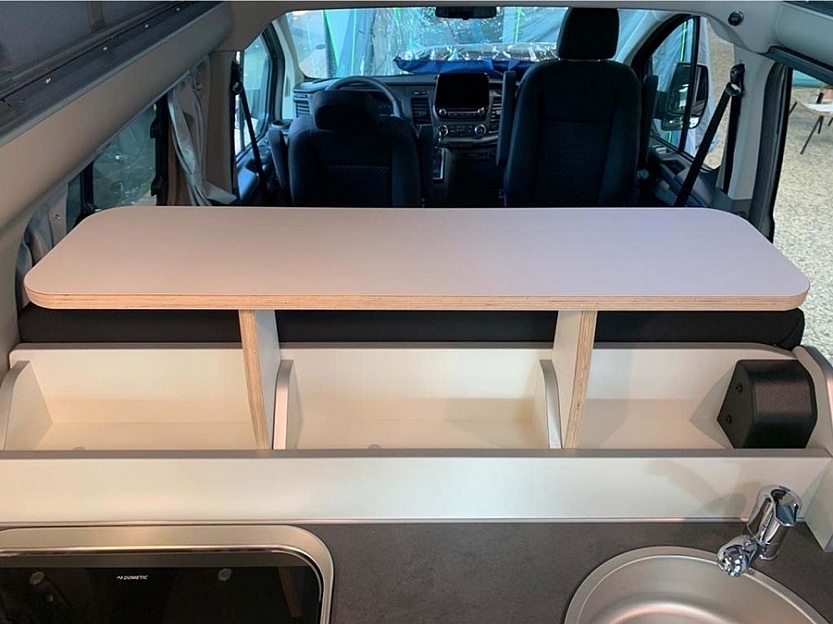 Toonbankplank voor de keuken in de Ford Nugget, wit Toonbankplank voor de keuken in de Ford Nugget, wit
